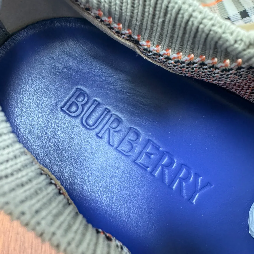 Batch 720 Guangdong high version War Horse series Burberry new men's knitted casual sneakers Burberry's classic yarn inspires the sophistication and sporty taste of this sneaker. The variegated knitted upper is extremely light and elastic, showing a tight appearance on both sides of the shoe, while the toe box adopts the unique "micropore" technology of sports accessories to sublimate breathability. The elasticity of knitwear ensures that shoes fit better and are more comfortable to wear. It is equipped with a lightweight rubber outsole, an unlined design, embellished with branded drawstring accessories, and a combination of pull-on and lace-up styles. It is comfortable and breathable for the upper foot, and comes with a full set of original packaging dust bags! Size: 39-40-41-42-43-44 Leather shoe size Item number: B9368 gray brown